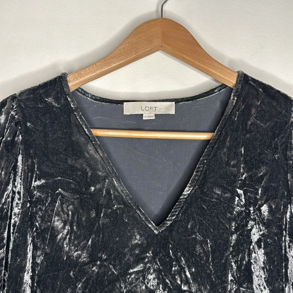LOFT Dark Gray Crushed Velvet V-neck 1/2 sleeve popover velour Top Size S